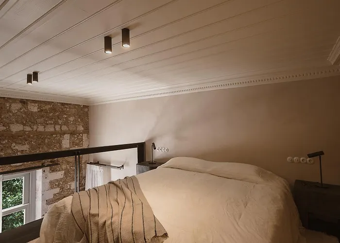 Aisha Готель *